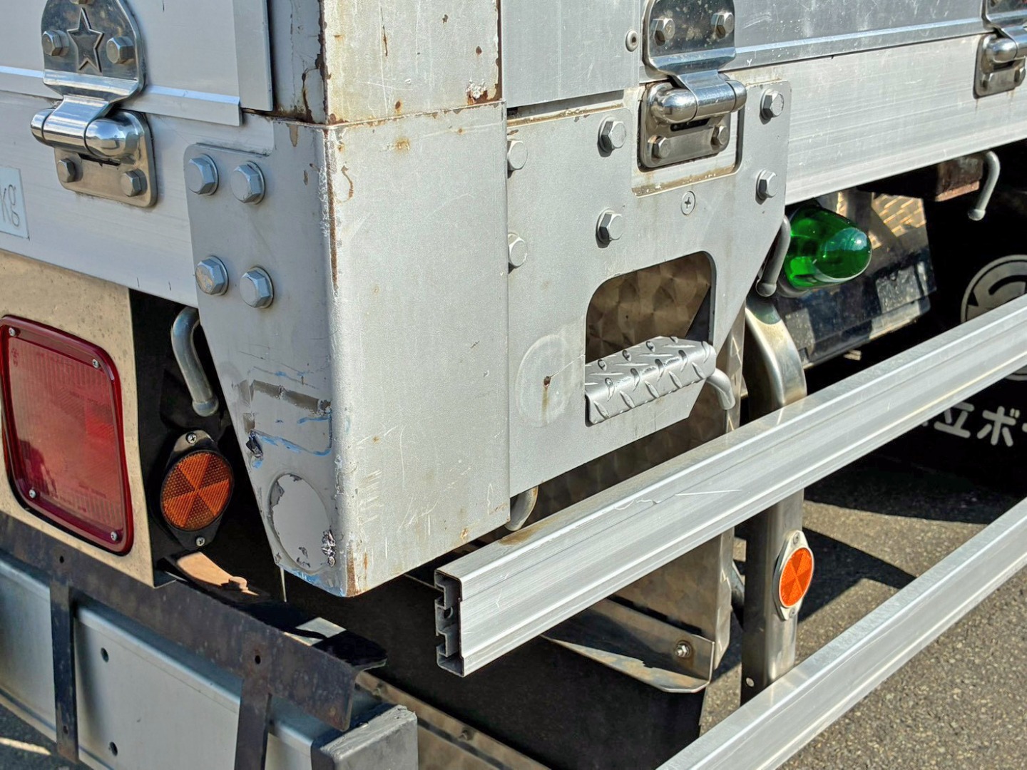 運転席側後方の当たりゴム 及び 反射板が欠品しています。|いすゞ フォワード LDG-FTR34T2の写真29