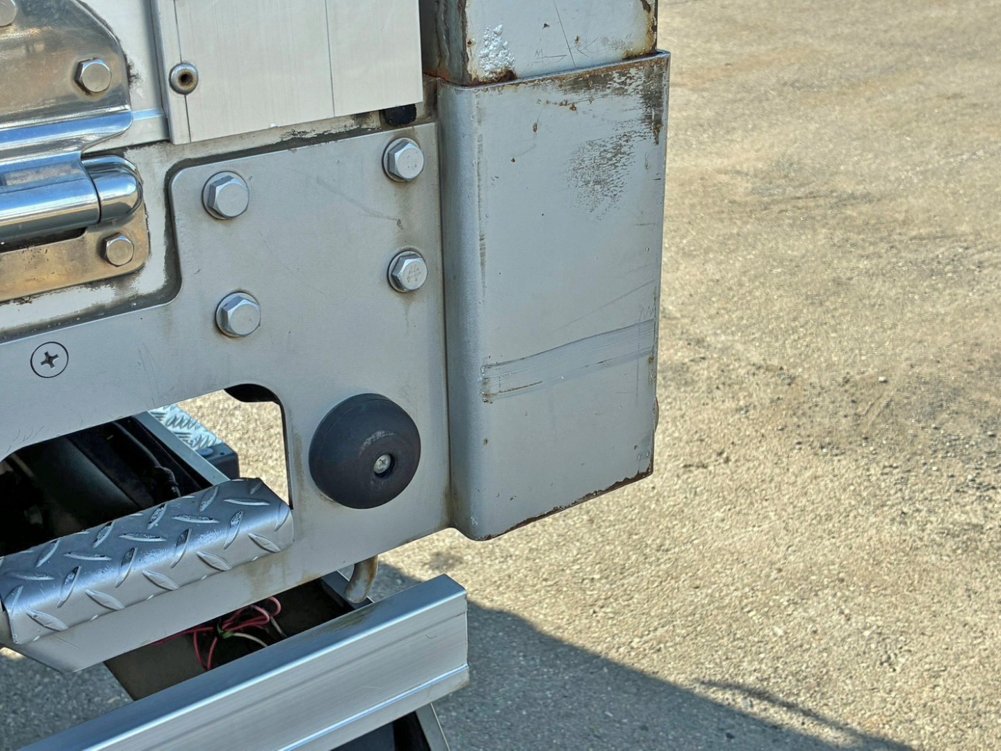 助手席側リヤ柱下部に引きキズがあります。|いすゞ フォワード LDG-FTR34T2の写真30