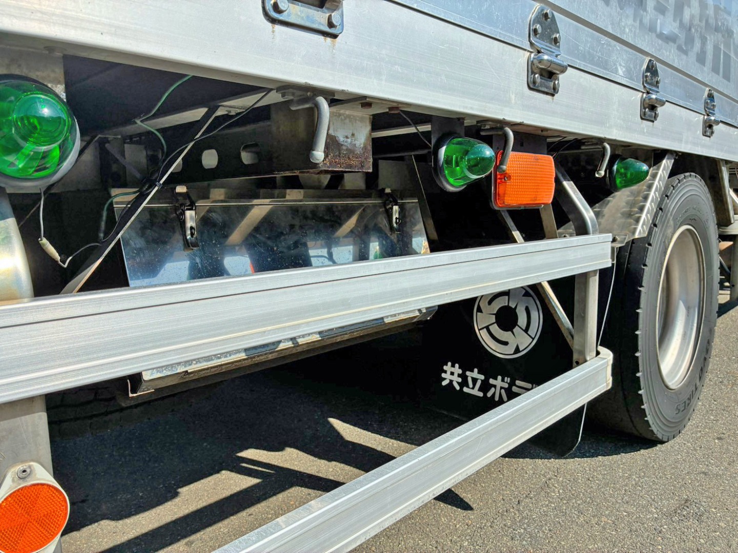 ボディー運転席側後方にステンレス製の工具箱が付いています。|いすゞ フォワード LDG-FTR34T2の写真37