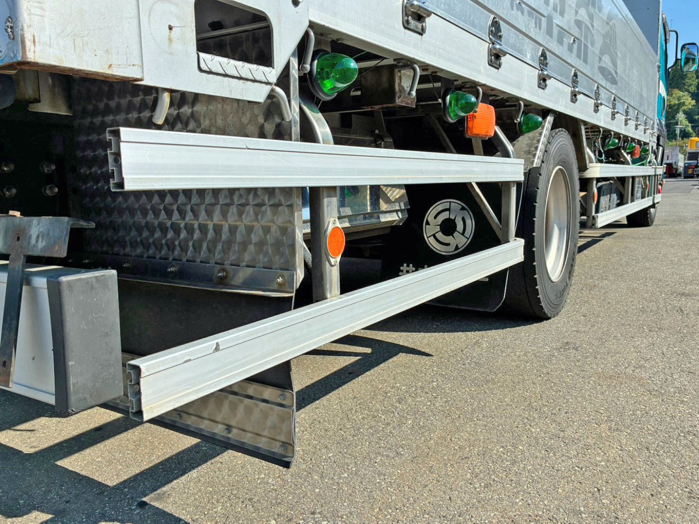 運転席側サイドバンパーのコーナーカバーが欠品しています。(後部後方)|いすゞ フォワード LDG-FTR34T2の写真38