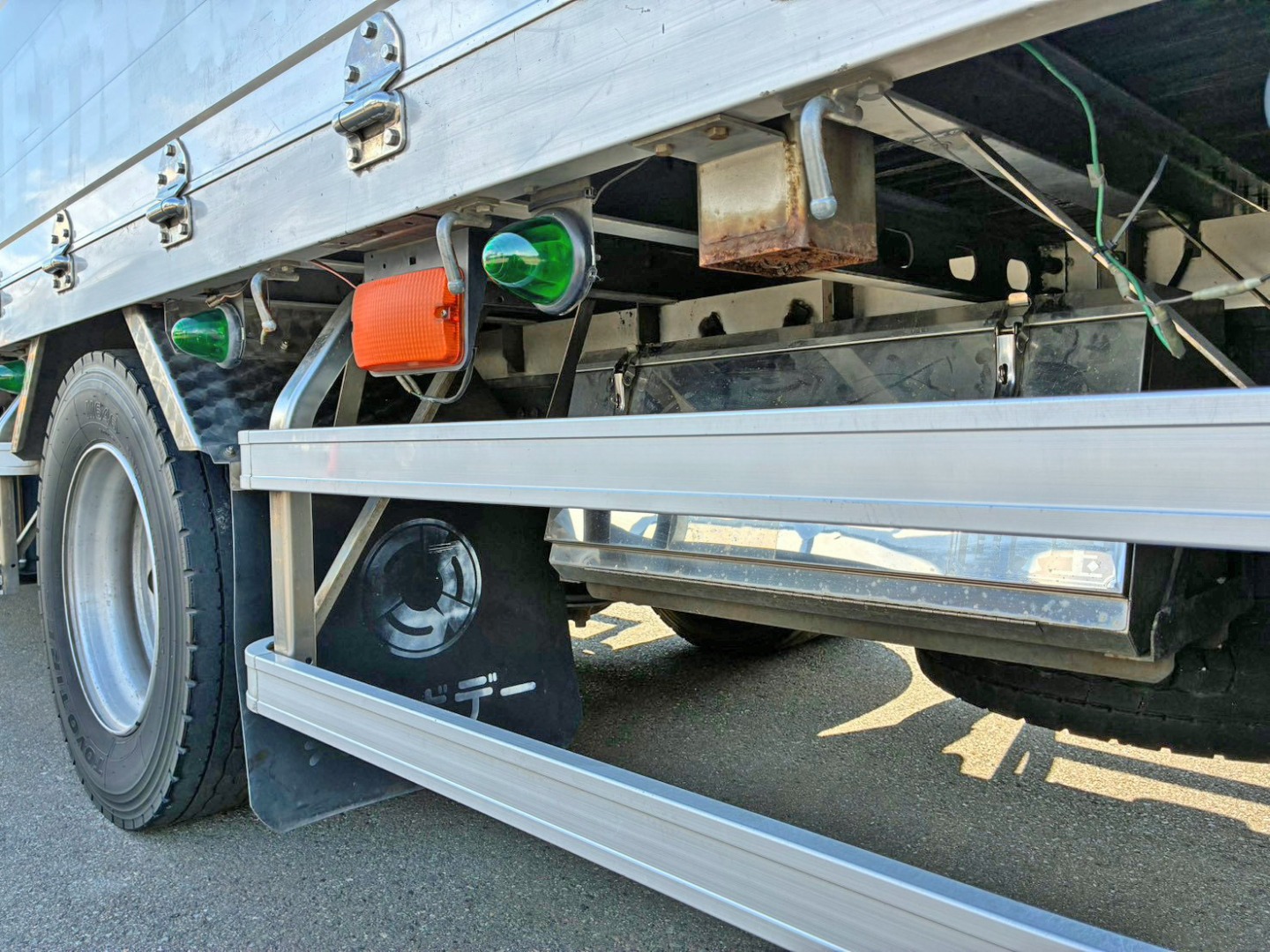 ボディー助手席側後方にステンレス製の工具箱が付いています。|いすゞ フォワード LDG-FTR34T2の写真42