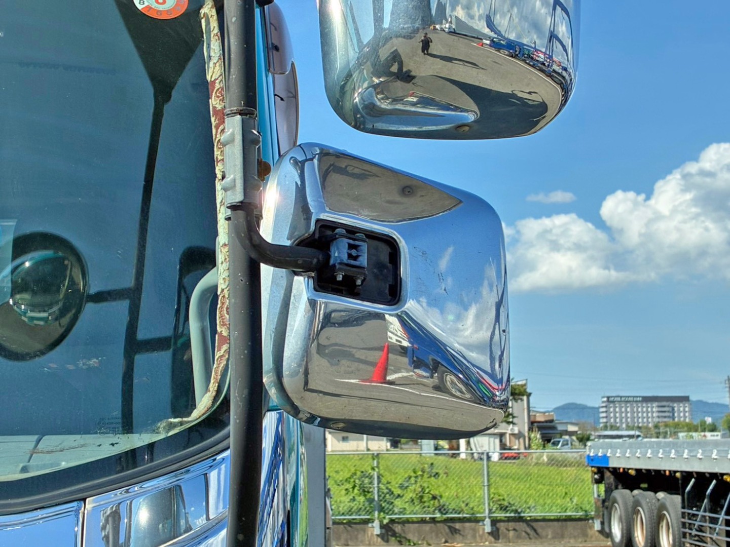 助手席側補助ミラー取付部カバー欠品しています。|いすゞ フォワード LDG-FTR34T2の写真43