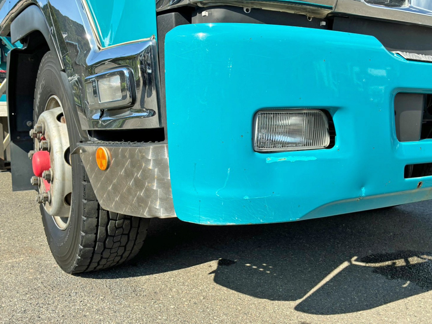 フロントバンパー運転席側にキズ・手塗り箇所があります。|いすゞ フォワード LDG-FTR34T2の写真45