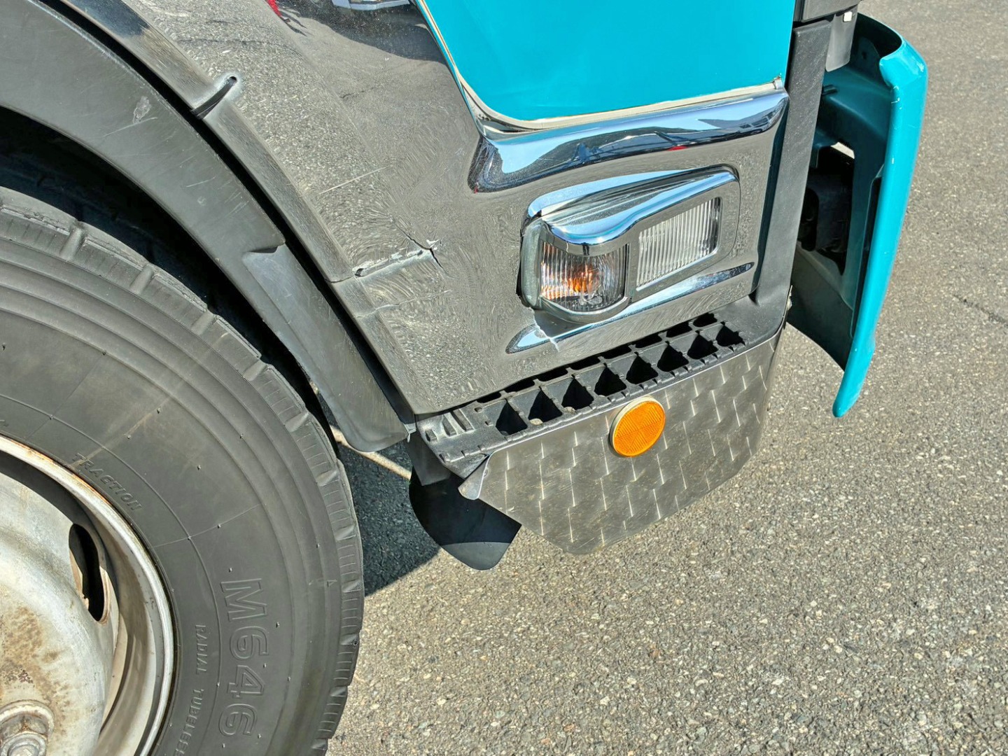 運転席ドアのメッキ部分に割れがあります。|いすゞ フォワード LDG-FTR34T2の写真46