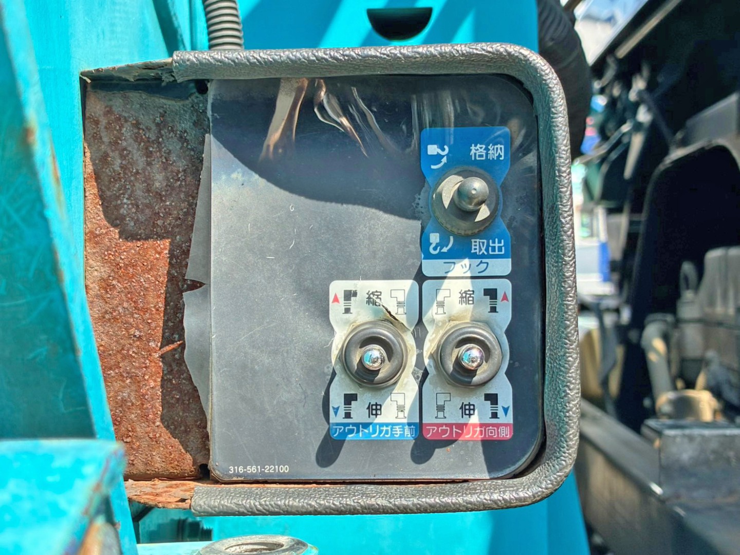 フックイン 及び アウトリガーの昇降スイッチです。|いすゞ フォワード LDG-FTR34T2の写真49