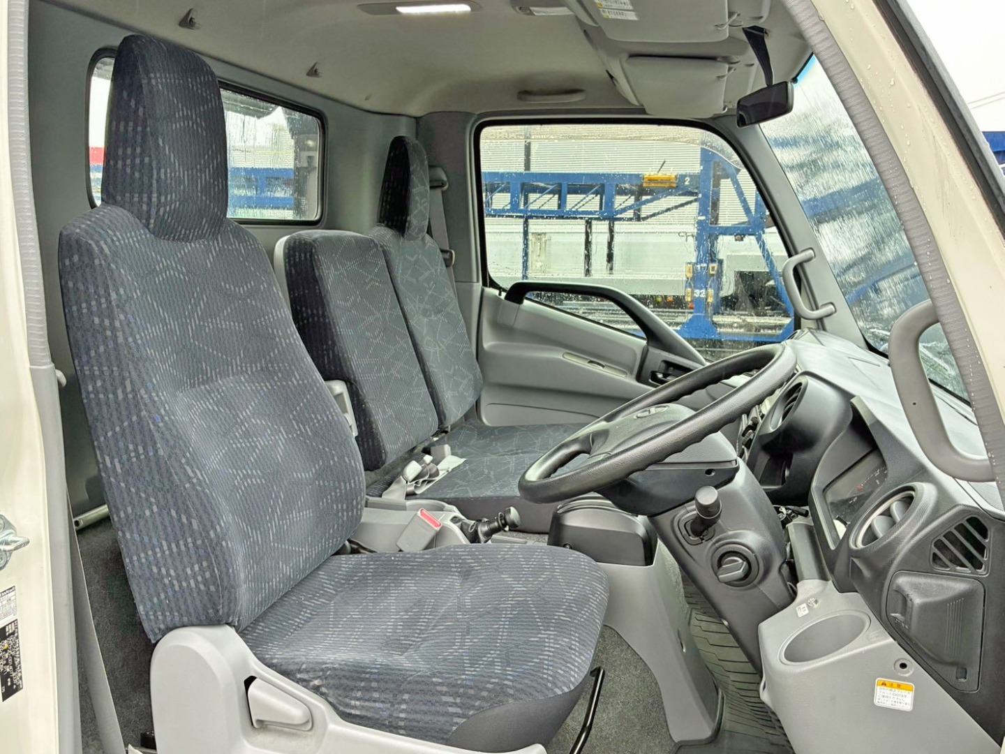 乗車定員は3名です。|日野 デュトロ TKG-XZU720M(2WD)の写真7