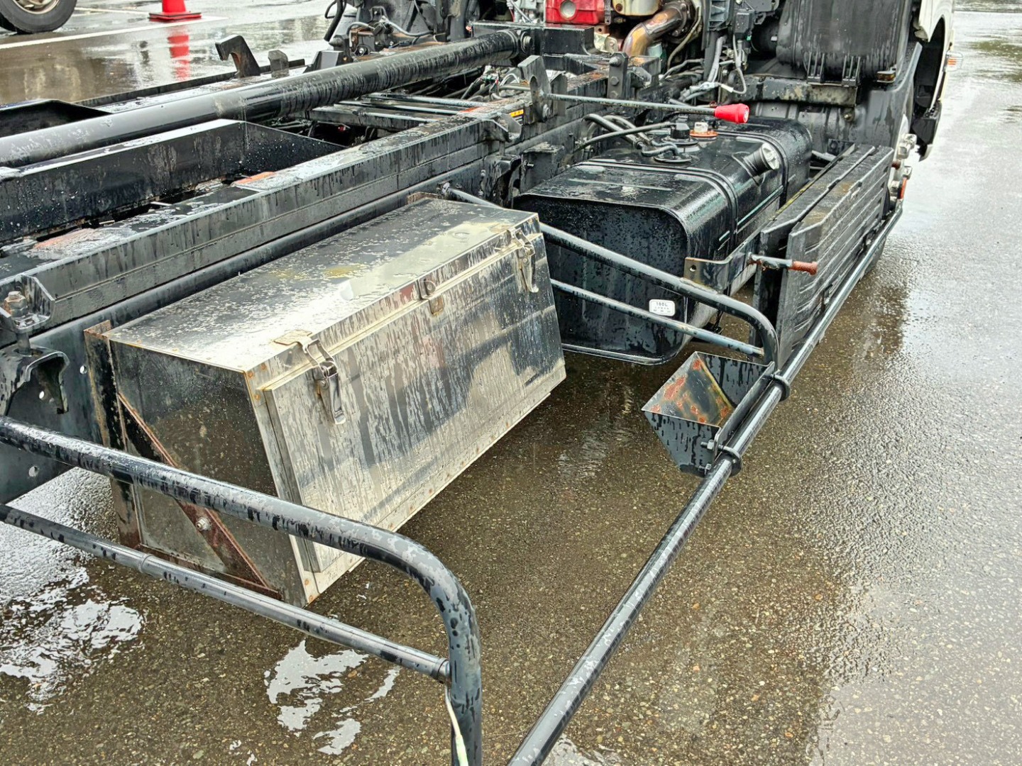 運転席側にステンレス製の工具箱が付いています。|日野 デュトロ TKG-XZU720M(2WD)の写真12
