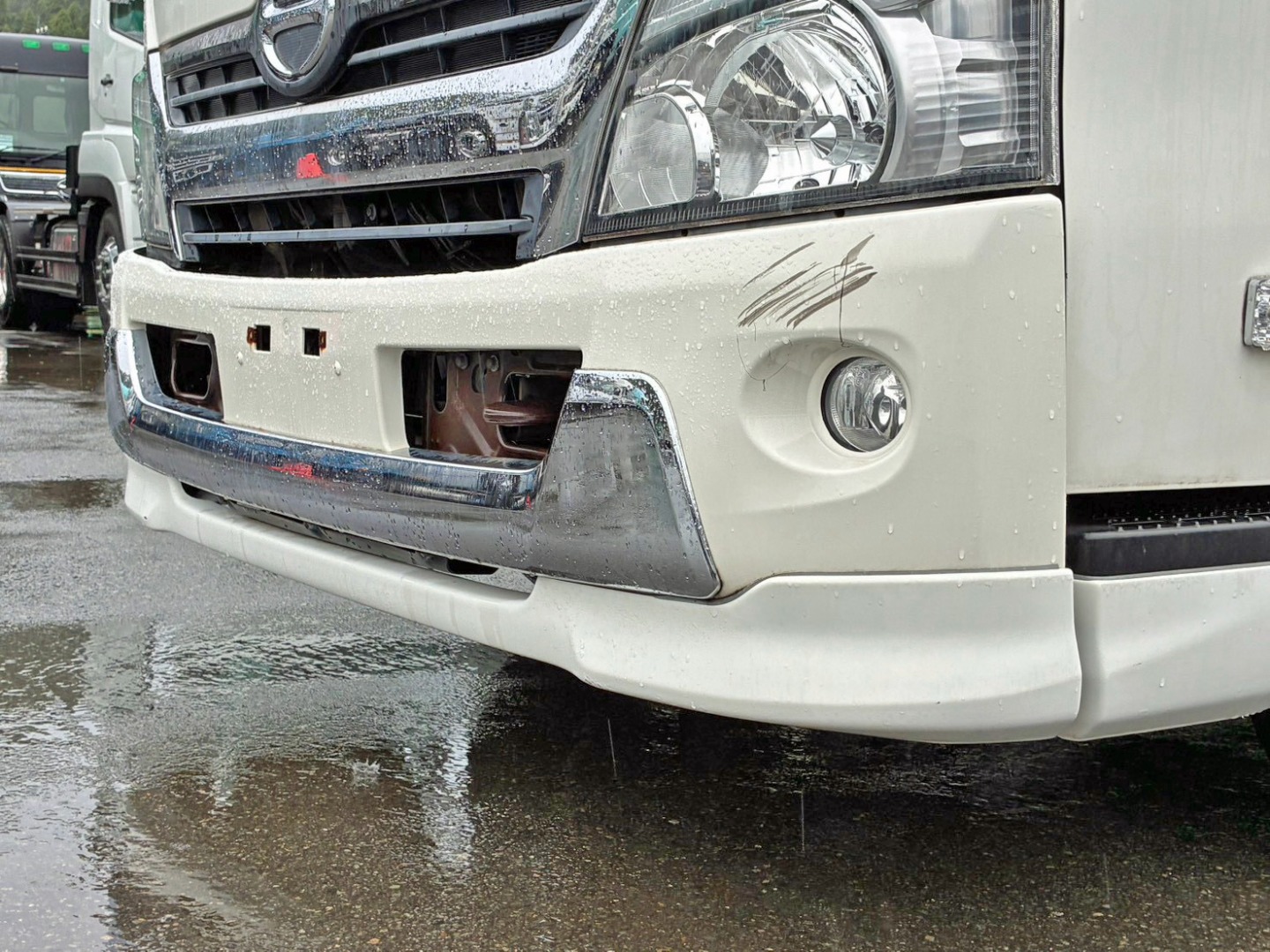フロントバンパー助手席側にキズがあります。|日野 デュトロ TKG-XZU720M(2WD)の写真19