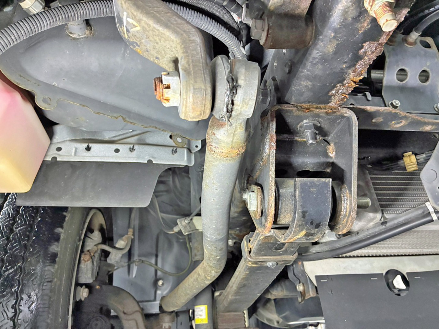 ドラックリンク前方のブーツに破れがあります。|日野 デュトロ TKG-XZU720M(2WD)の写真21