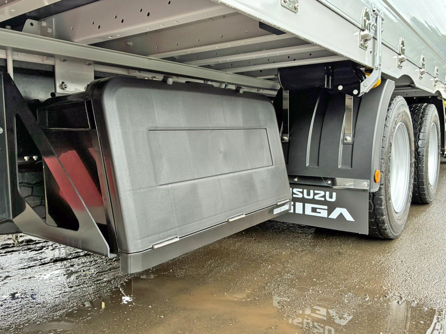 ボディー運転席側後方に工具箱が付いています。|いすゞ ギガ 2WG-CYJ77Dの写真15