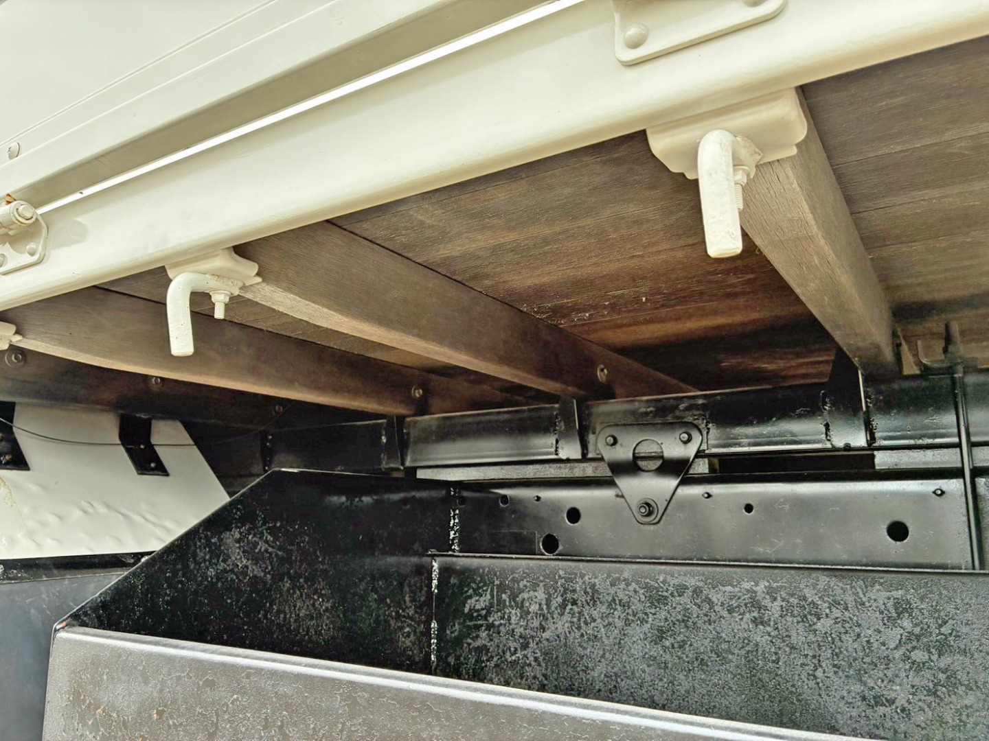 シャーシとネタの状態です。(縦ネタは鉄製・横ネタは木製です)|日野 レンジャー QKG-FE7JLAAの写真6