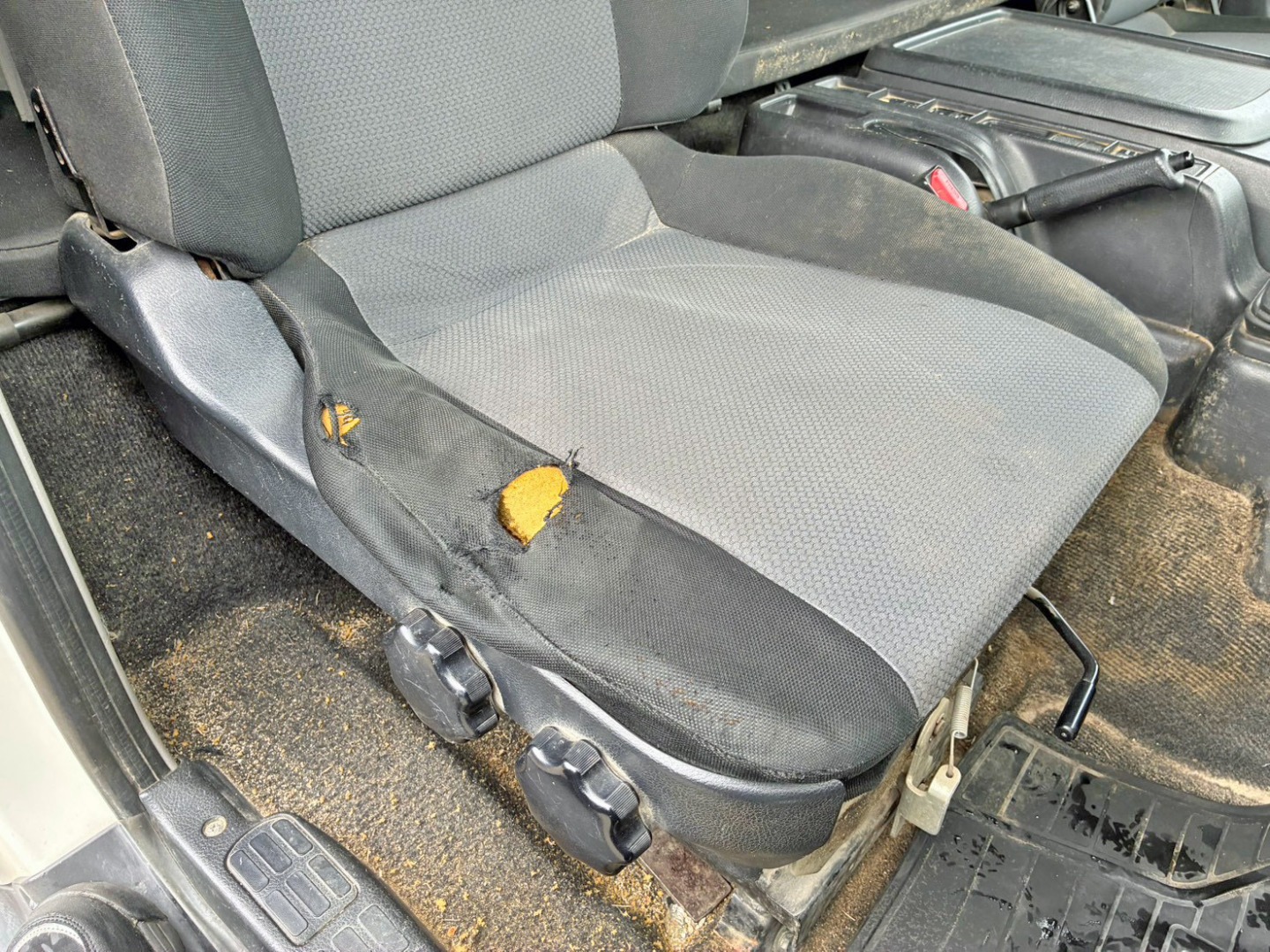 運転席座面にヘタリ・破れがあります。|日野 レンジャー QKG-FE7JLAAの写真8