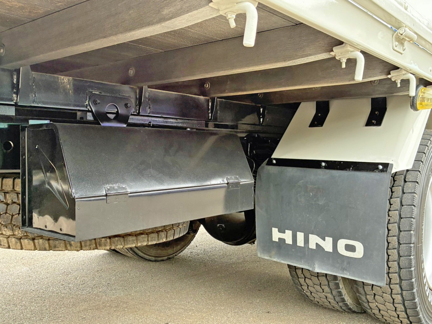 ボディー運転席側後方に工具箱が付いています。|日野 レンジャー QKG-FE7JLAAの写真15