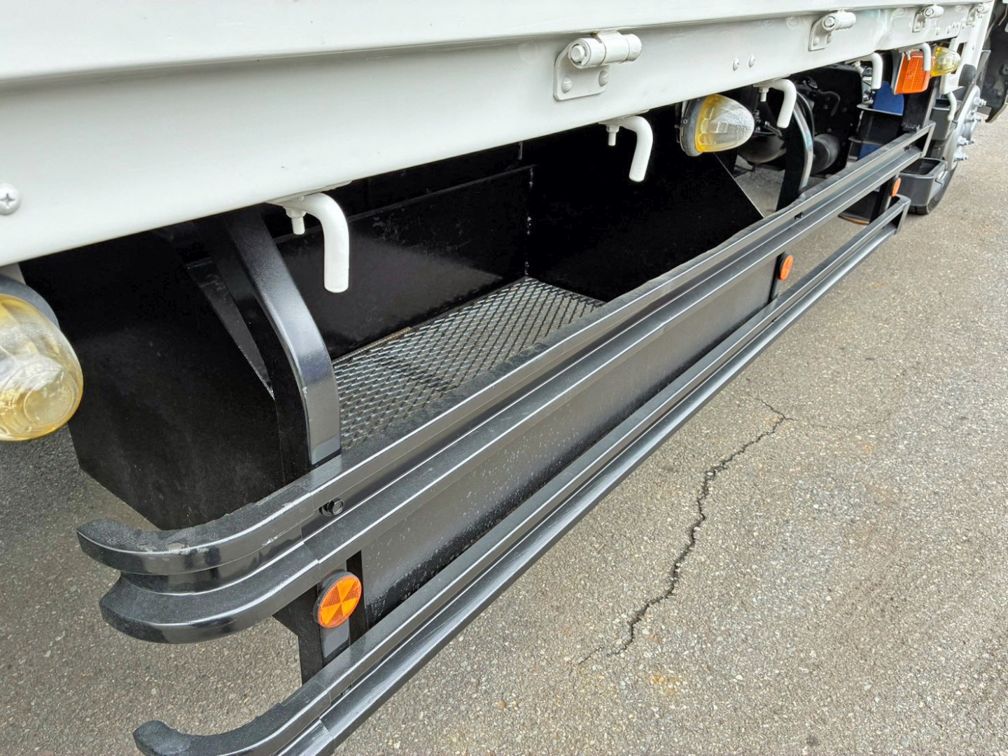 ボディー運転席側中央部にりん木入れが付いています。|日野 レンジャー QKG-FE7JLAAの写真16