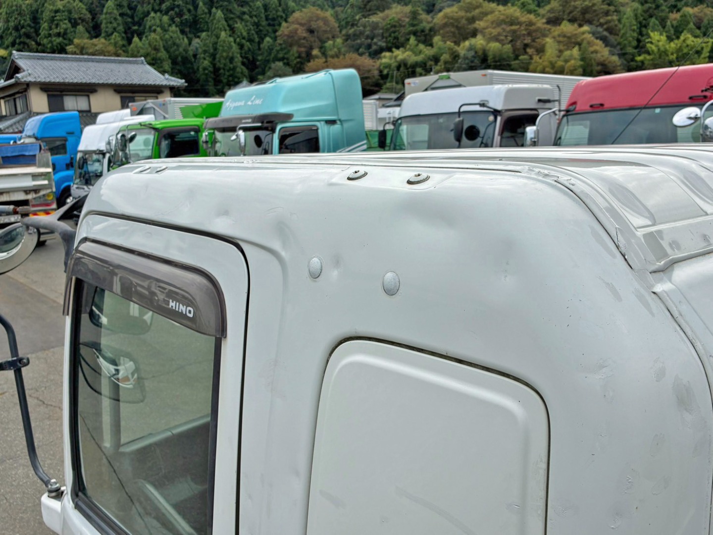 助手席ドア上部にヘコミがあります。|日野 レンジャー QKG-FE7JLAAの写真21