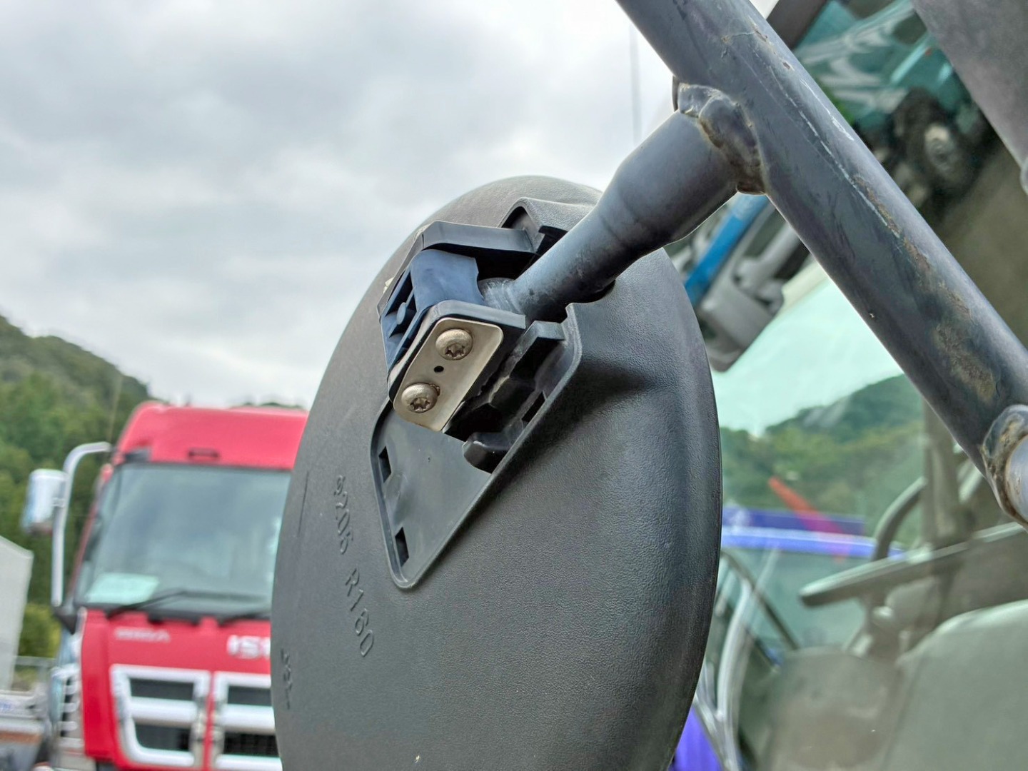 フロントミラー取付部に割れがあります。|日野 レンジャー QKG-FE7JLAAの写真22