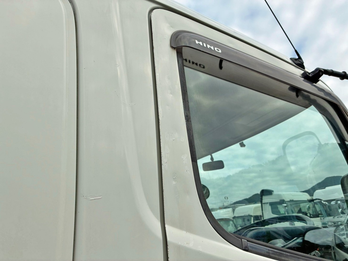 運転席ドアに手塗り箇所があります。|日野 レンジャー QKG-FE7JLAAの写真29