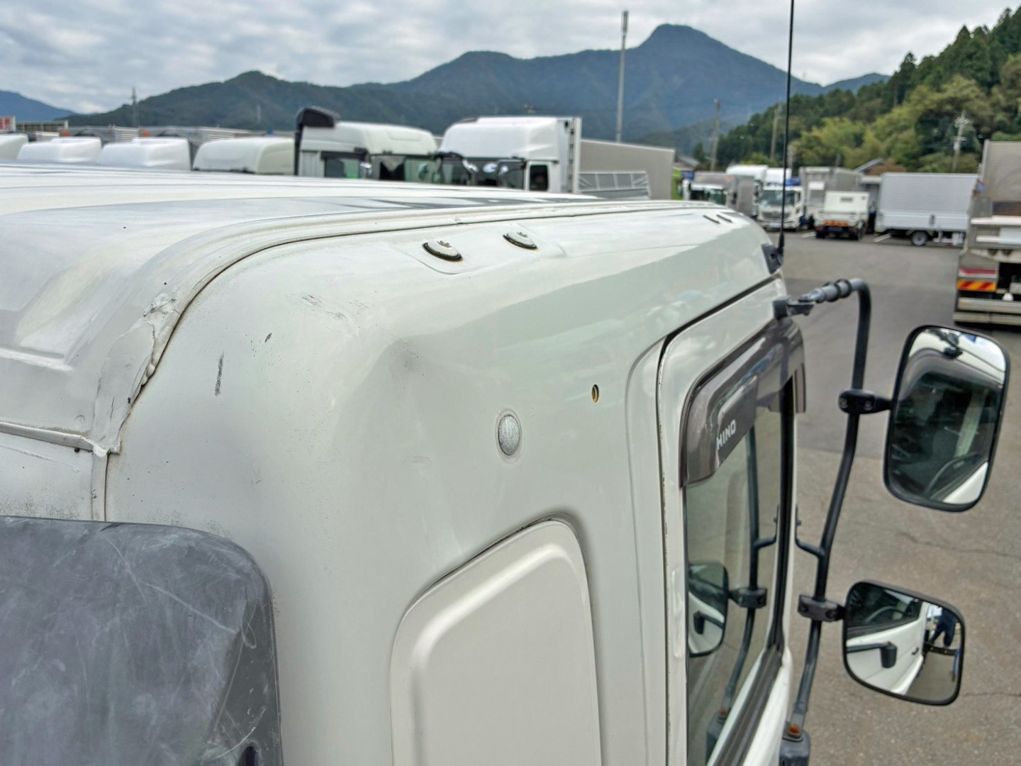 運転席側クォーターパネル上部にヘコミがあります。|日野 レンジャー QKG-FE7JLAAの写真30