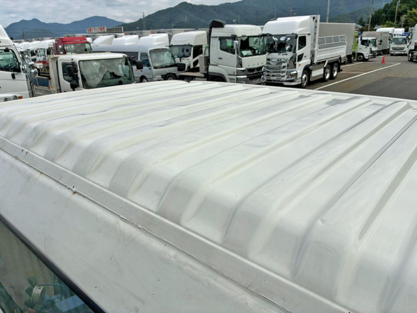 ルーフ運転席側のヘコミの状態です。(ルーフに板金跡があります)|日野 レンジャー QKG-FE7JLAAの写真45