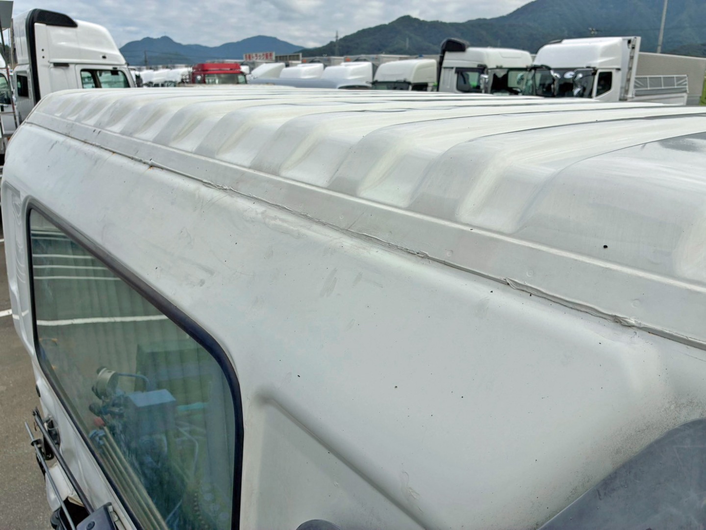 キャブバックに板金跡があります。|日野 レンジャー QKG-FE7JLAAの写真46