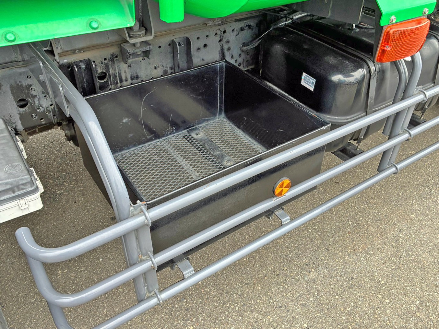 助手席側にりん木入れが付いています。|いすゞ フォワード SPG-FSR90S2の写真24
