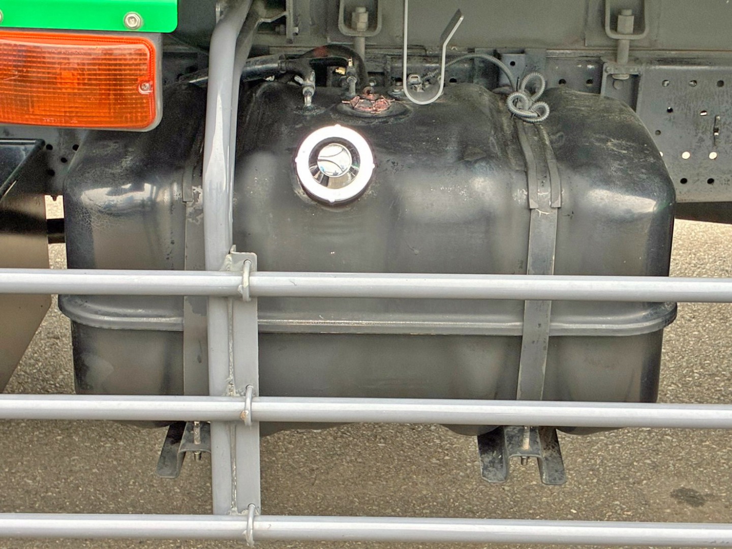 燃料タンクは100Lです。|いすゞ フォワード SPG-FSR90S2の写真26