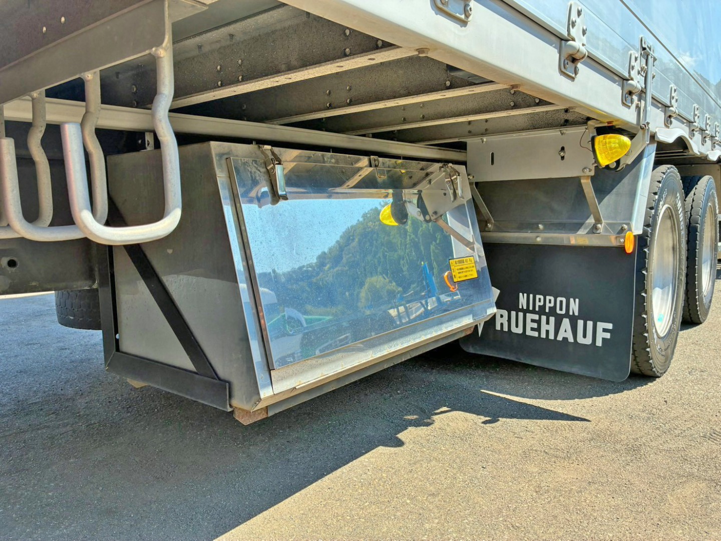ボディー運転席側後方にステンレス製の工具箱が付いています。|三菱 スーパーグレート 2PG-FS74HZの写真19