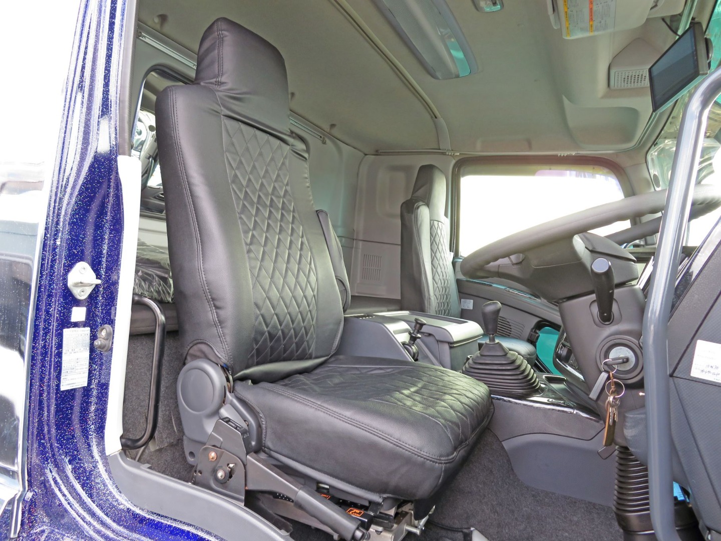 運転席座面にヘタリがあります。|いすゞ ギガ QPG-CXZ77BTの写真6