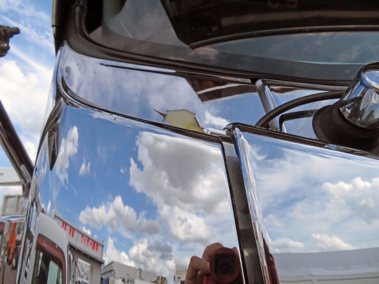 運転席側にメッキ剥がれ箇所があります。|いすゞ ギガ QPG-CXZ77BTの写真19