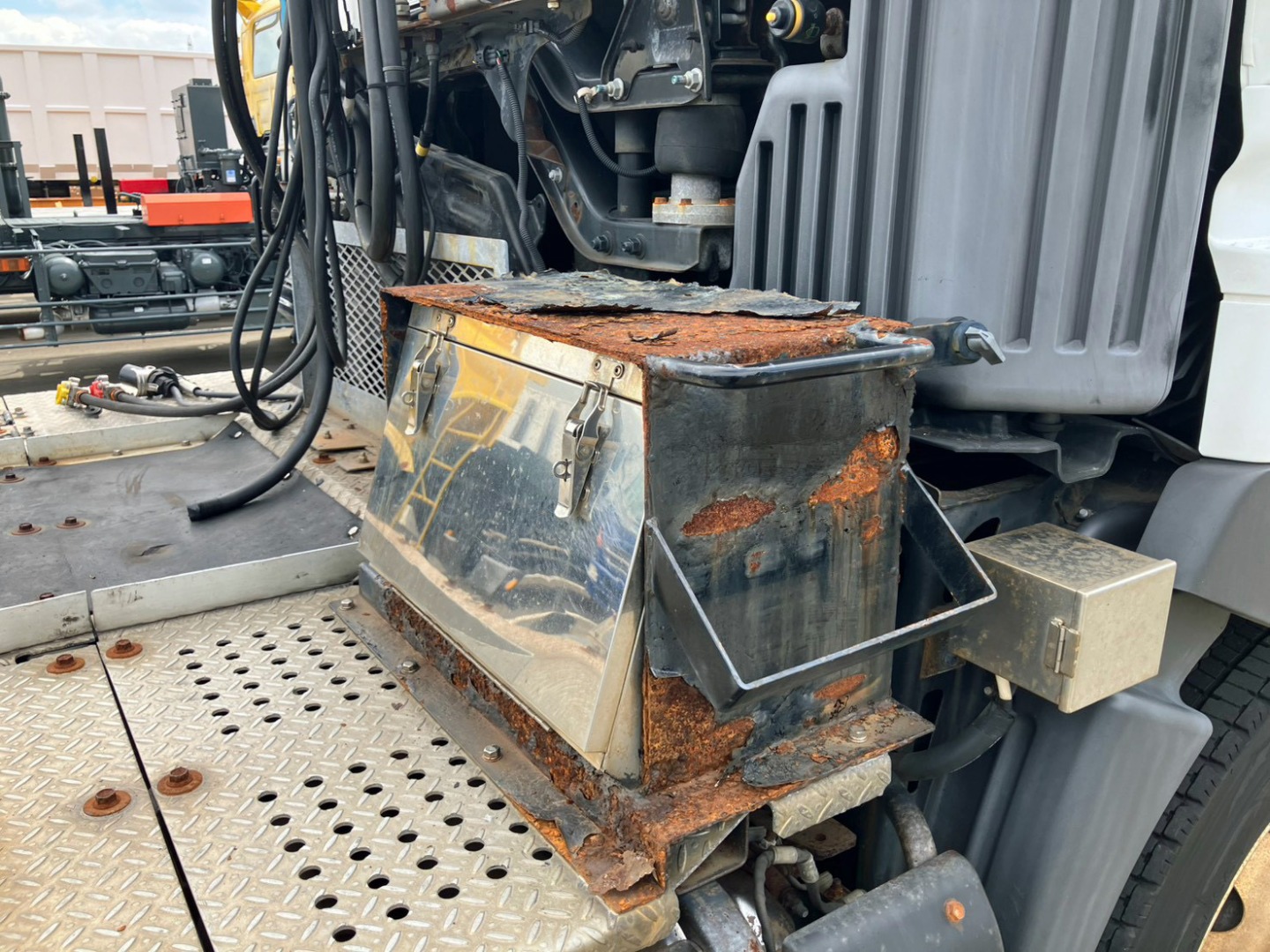 踊り場前方運転席側にステンレス製の工具箱が付いています。|日野 プロフィア QPG-SH1EDDGの写真11