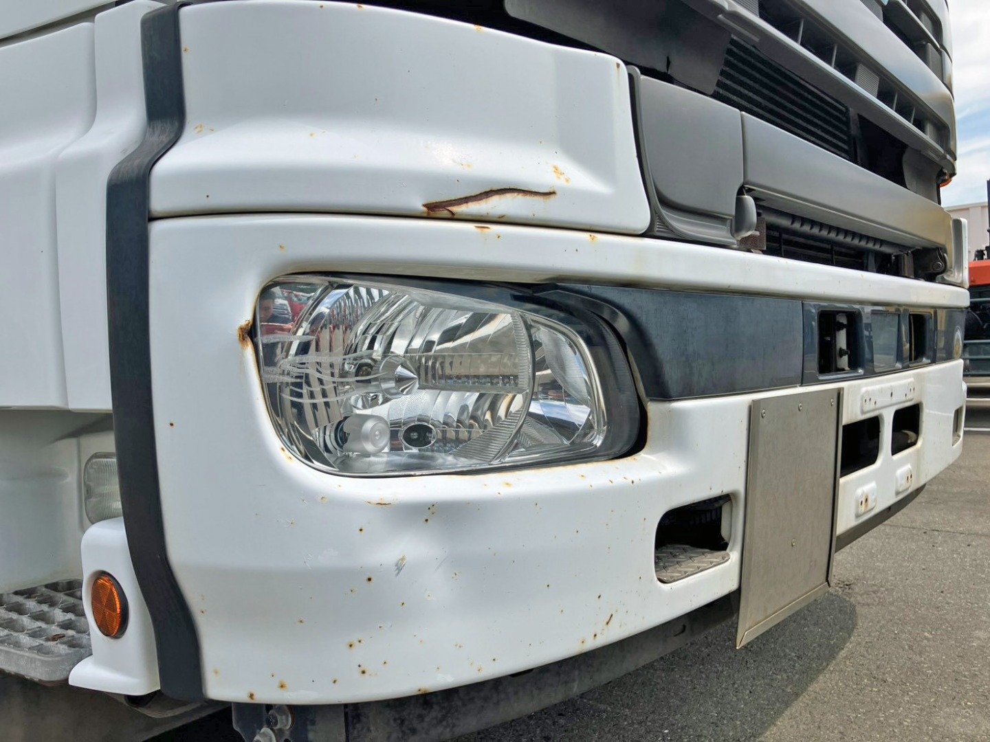 フロントバンパー運転席側にキズ・ヘコミがあります。|日野 プロフィア QPG-SH1EDDGの写真19