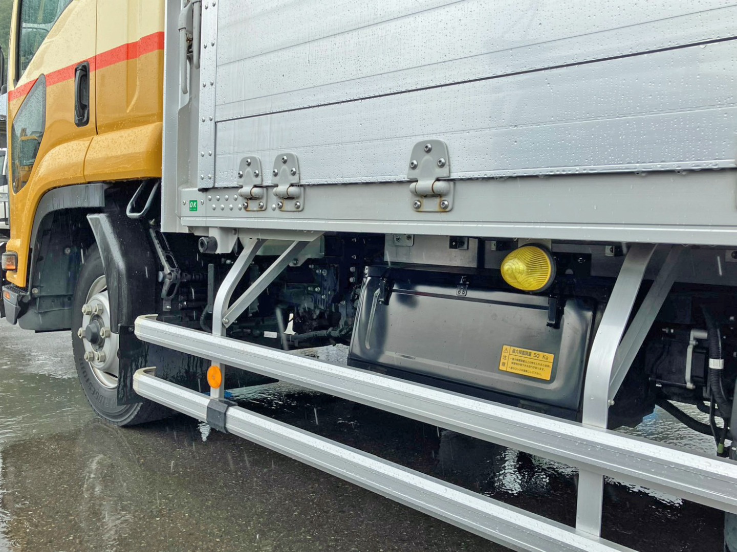 ボディー助手席側前方に工具箱が付いています。|いすゞ フォワード 2RG-FRR90T2(2WD)の写真13
