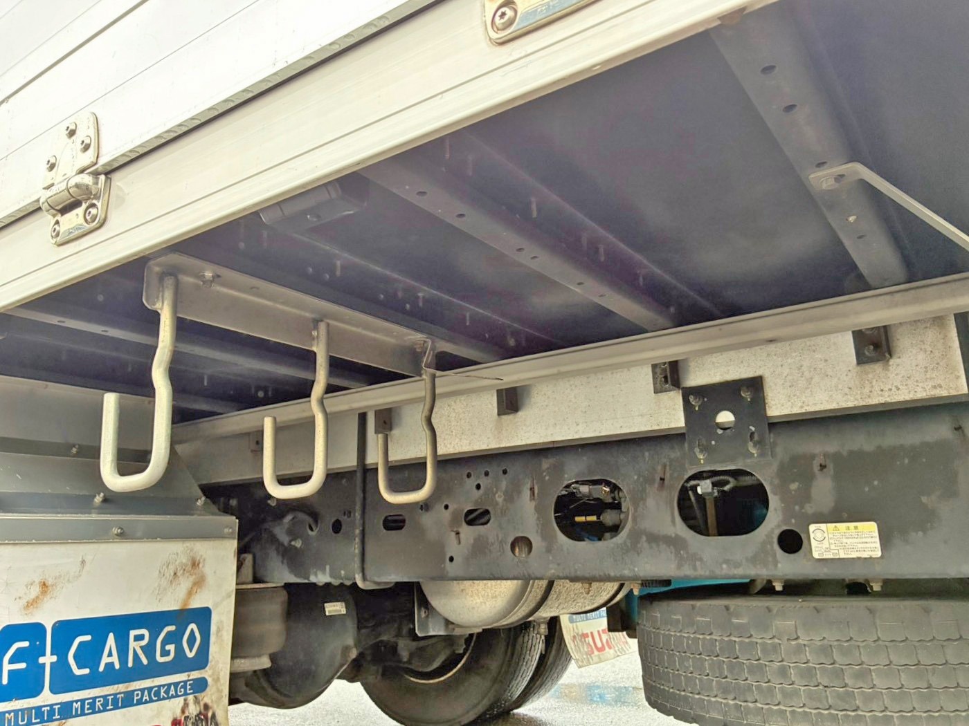 シャーシとネタの状態です。(縦ネタはアルミ製・横ネタは鉄製です)|いすゞ フォワード TKG-FRR90T2(2WD)の写真6