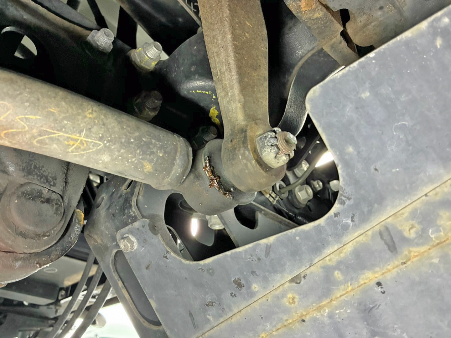 ドラックリンク前方のブーツに亀裂があります。|いすゞ フォワード TKG-FRR90T2(2WD)の写真25