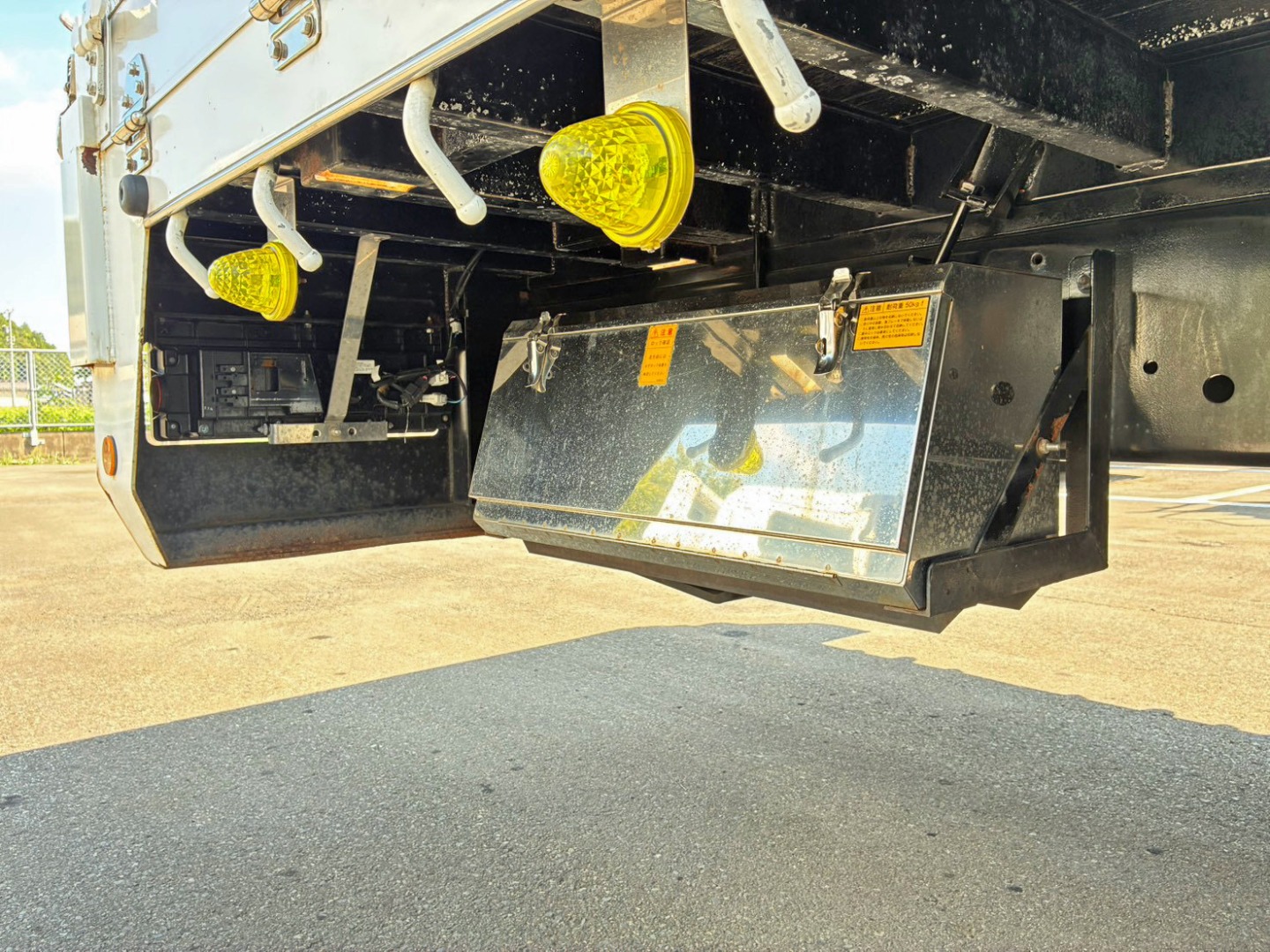 ボディー運転席側後方にステンレス製の工具箱が付いています。|三菱 ファイター 2DG-FQ62Fの写真21