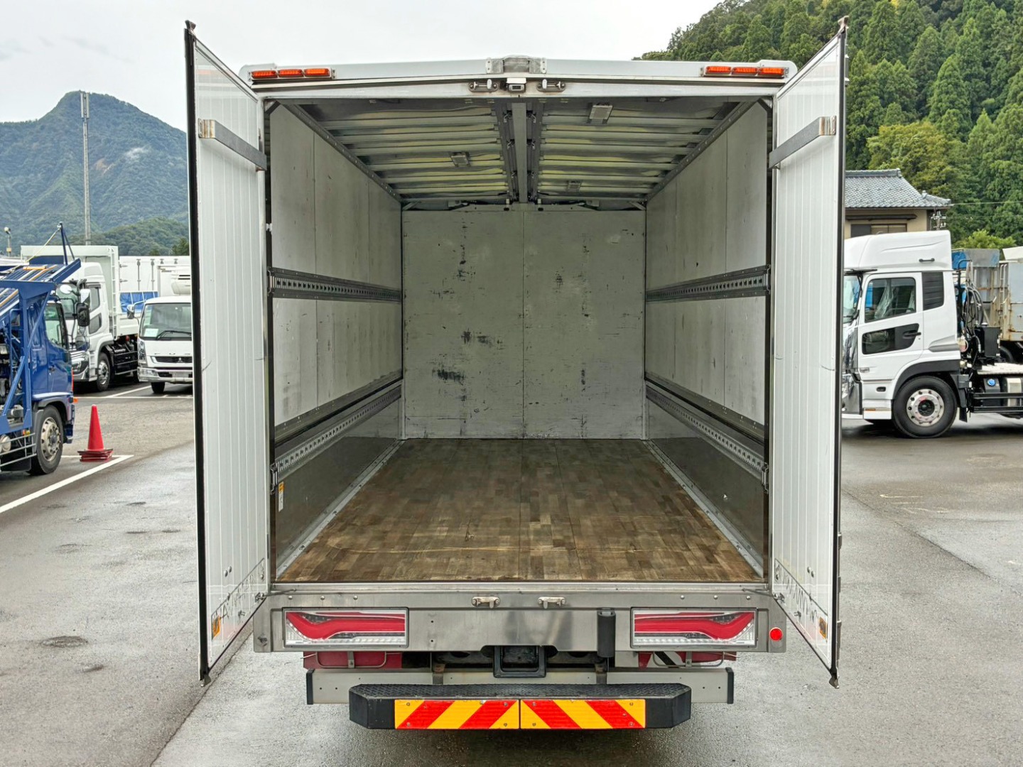 三菱 ファイター 2KG-FK61F(2WD)の写真10