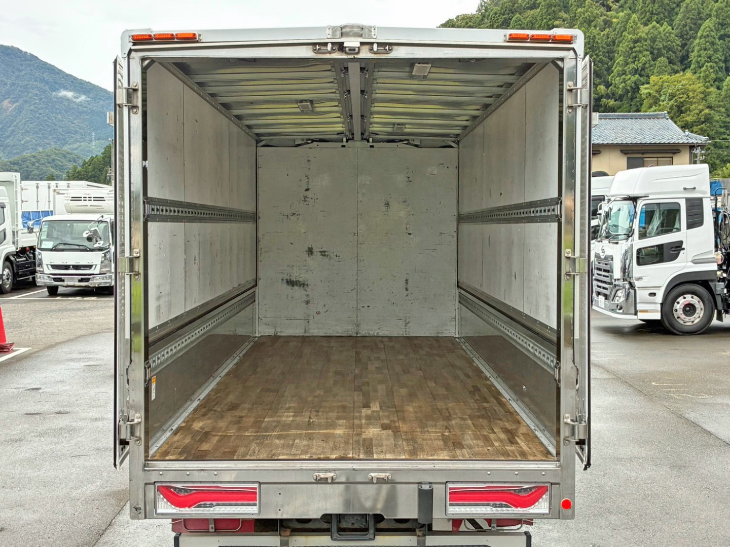 三菱 ファイター 2KG-FK61F(2WD)の写真17