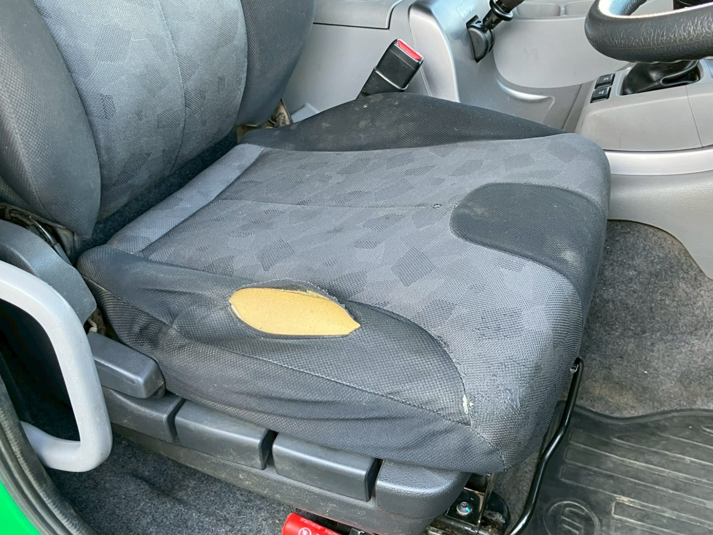 運転席側座面にヘタリ・穴あきがあります。|UDトラックス クオン QKG-CG5ZMの写真9