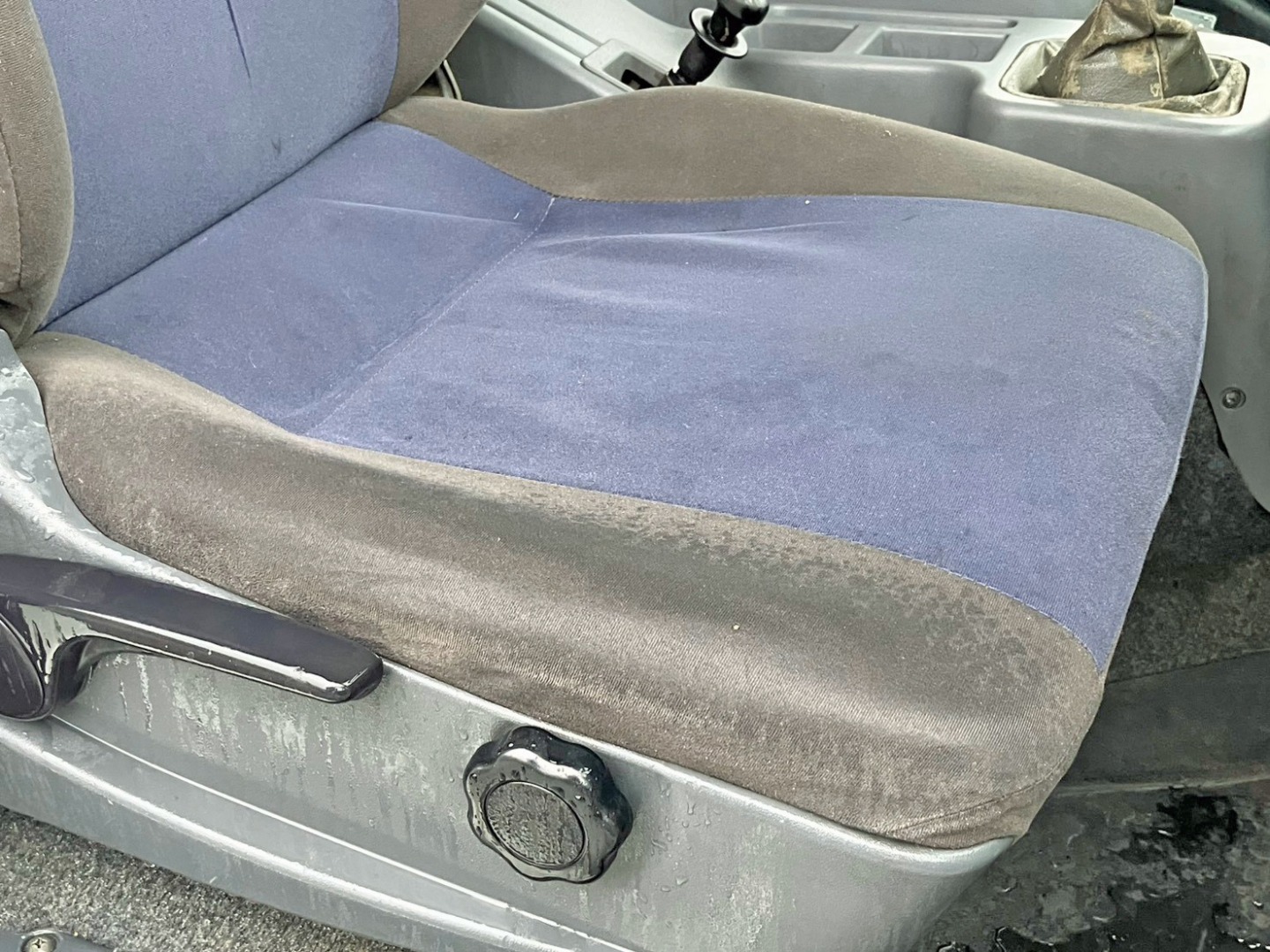 運転席座面にヘタリがあります。|三菱 ファイター QDG-FQ62Fの写真8