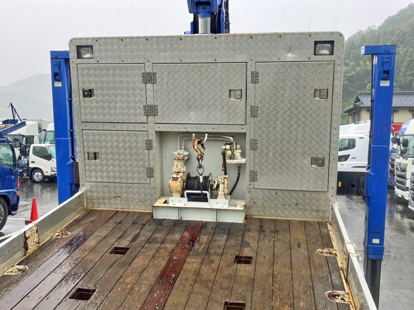 ウインチ付きです。(プロテクターに縞板アルミが張られています)|三菱 ファイター QDG-FQ62Fの写真11