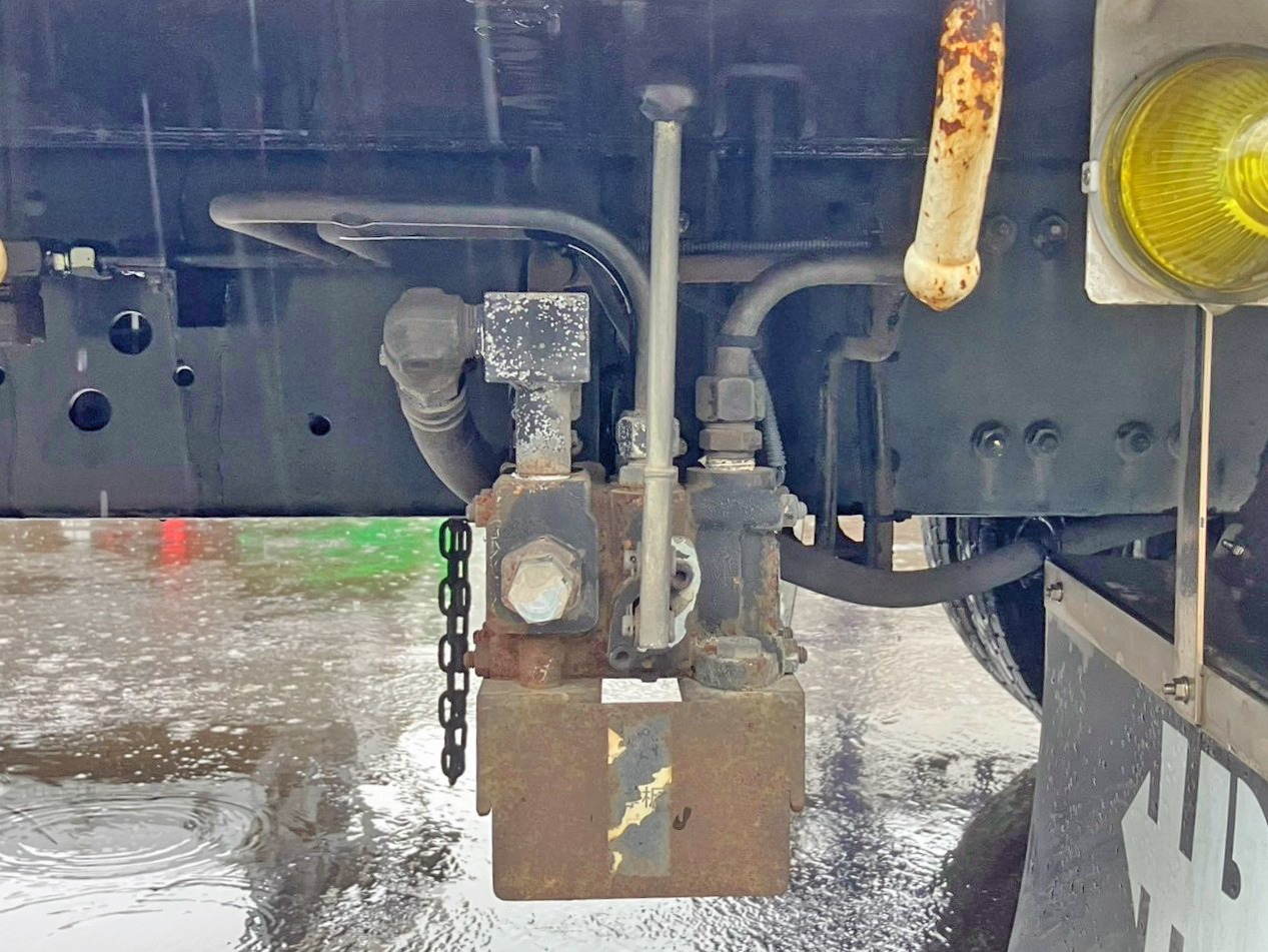 運転席側後方に歩みの操作レバーが付いています。|三菱 ファイター QDG-FQ62Fの写真15