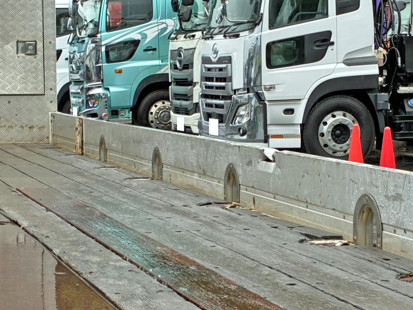 運転席側のアオリ中央にキズ・ヘコミがあります。|三菱 ファイター QDG-FQ62Fの写真18