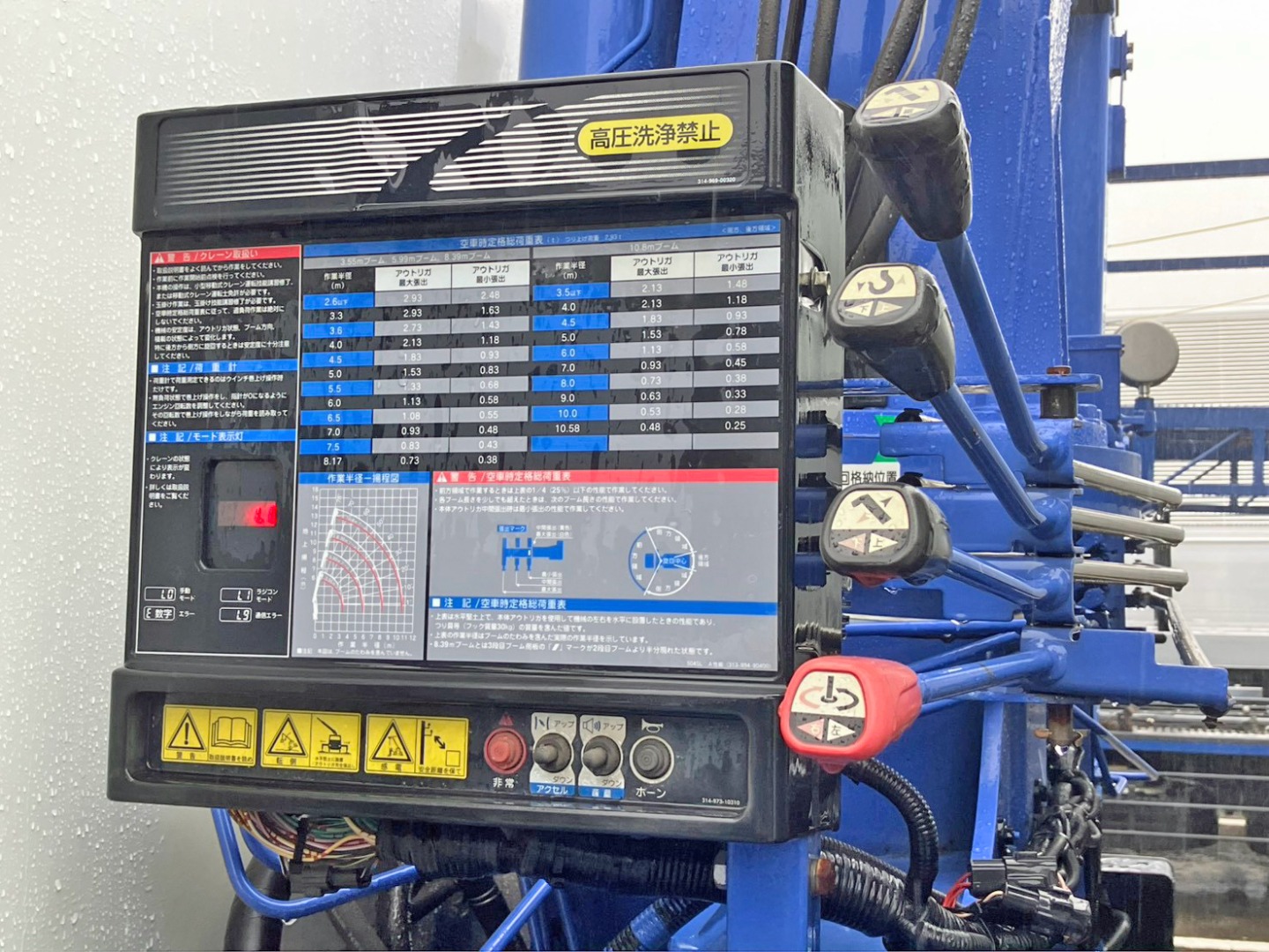 運転席側のクレーン操作レバーです。|三菱 ファイター QDG-FQ62Fの写真24