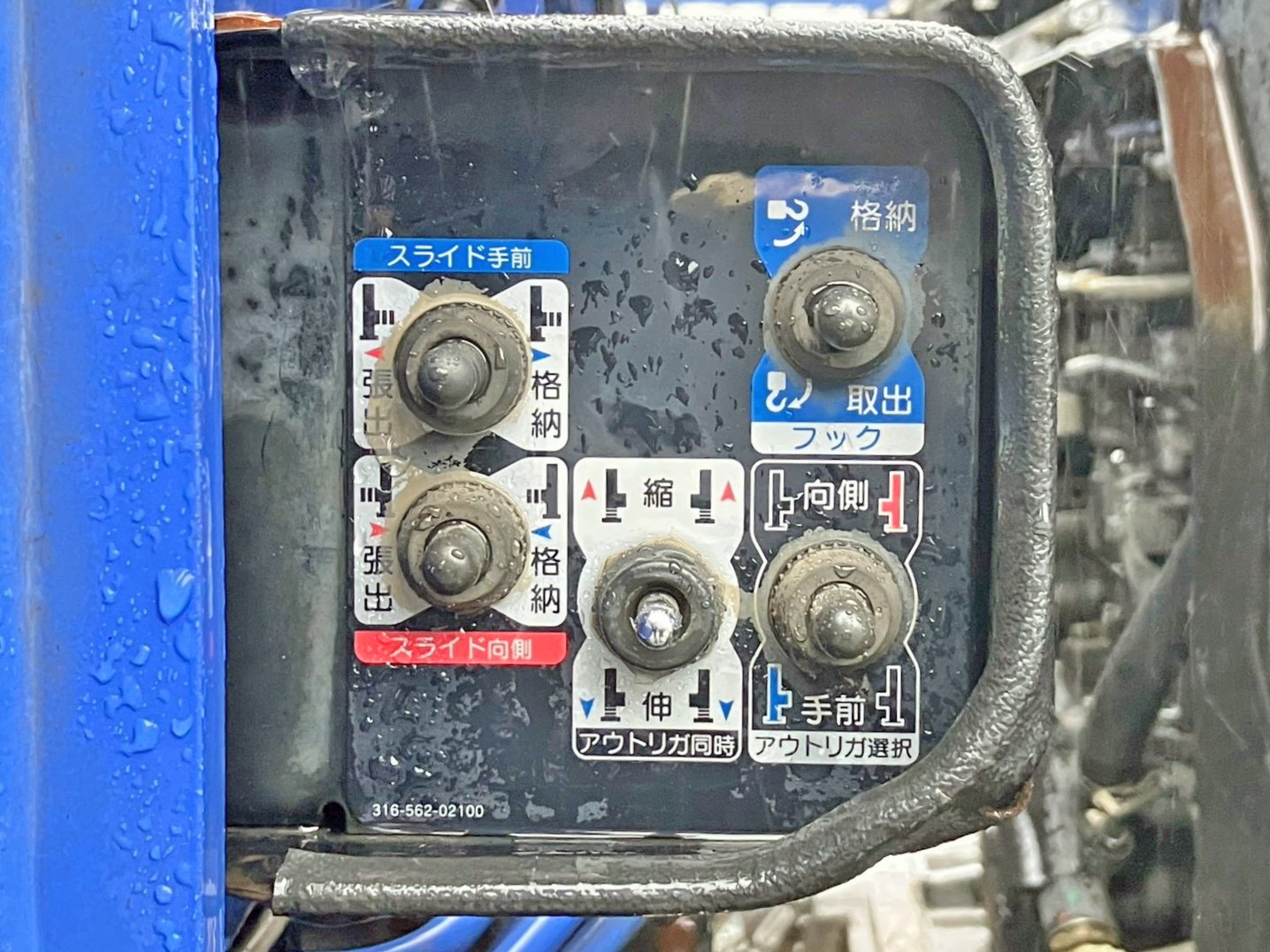 アウトリガーの張り出しスイッチです。|三菱 ファイター QDG-FQ62Fの写真25