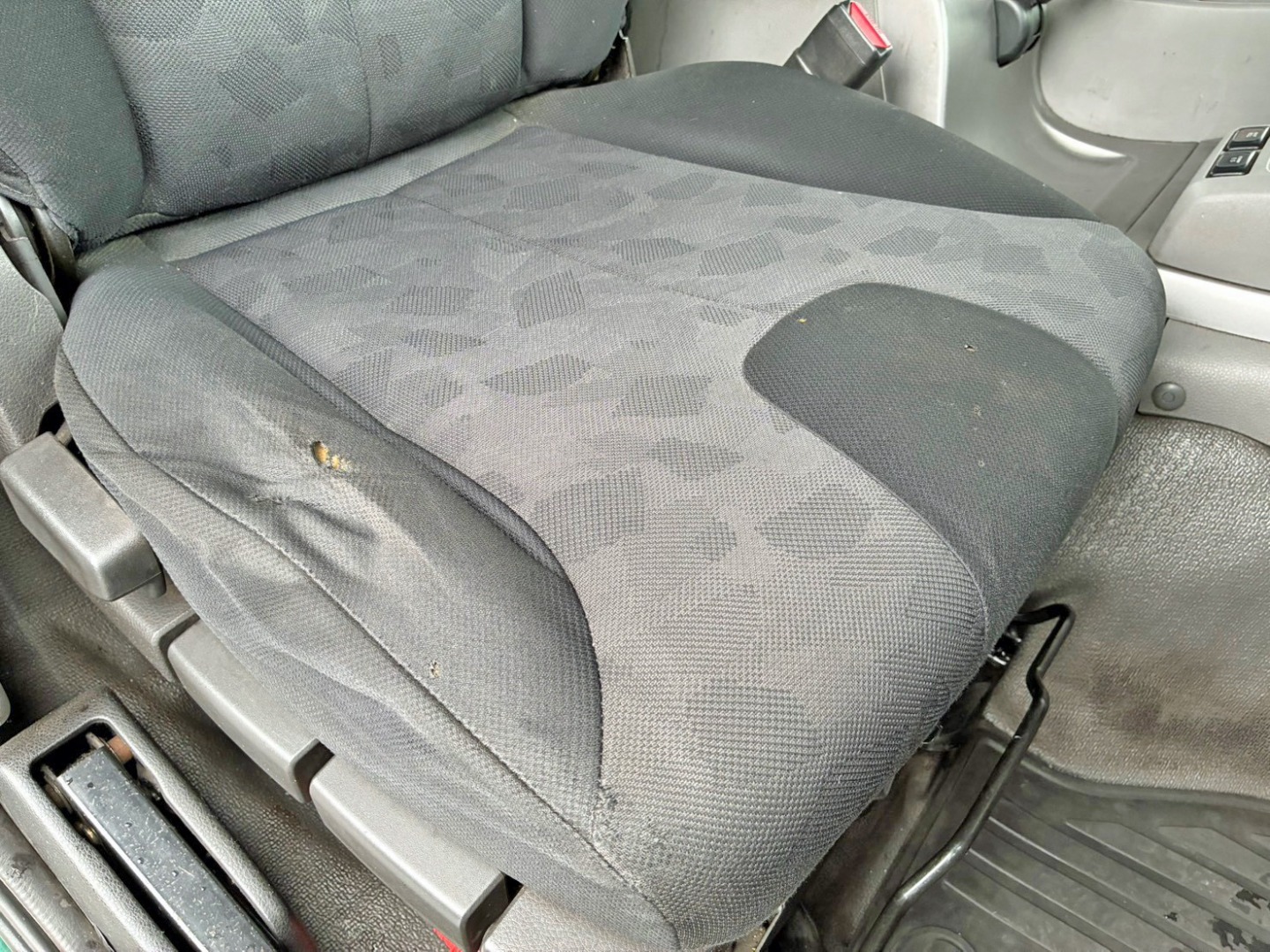 運転席座面にヘタリ・破れがあります。|UDトラックス クオン QPG-CD5ZLの写真8