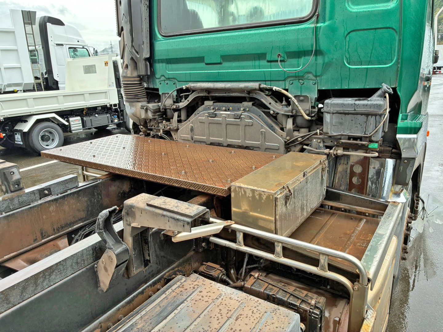 踊り場は縞板アルミです。(運転席側にステンレス製の工具箱が付いています)|UDトラックス クオン QPG-CD5ZLの写真18