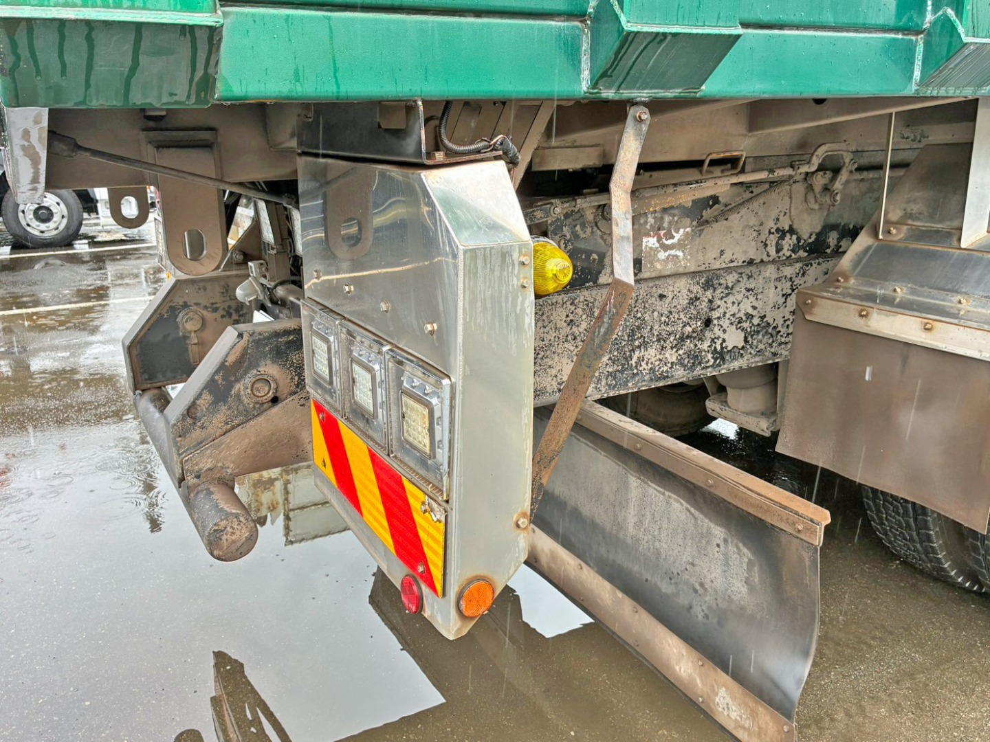 運転席側テールランプブラケットに少々曲がりがあります。|UDトラックス クオン QPG-CD5ZLの写真27