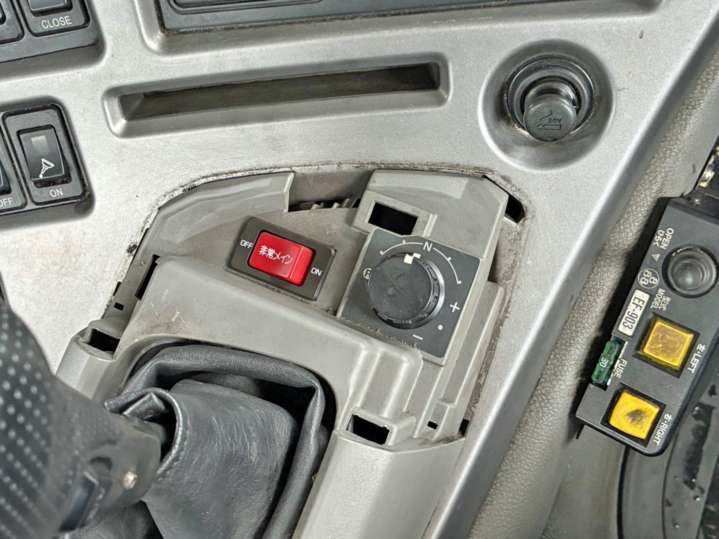 シフトノブ上部のカバーが欠品しています。|UDトラックス クオン QPG-CD5ZLの写真37
