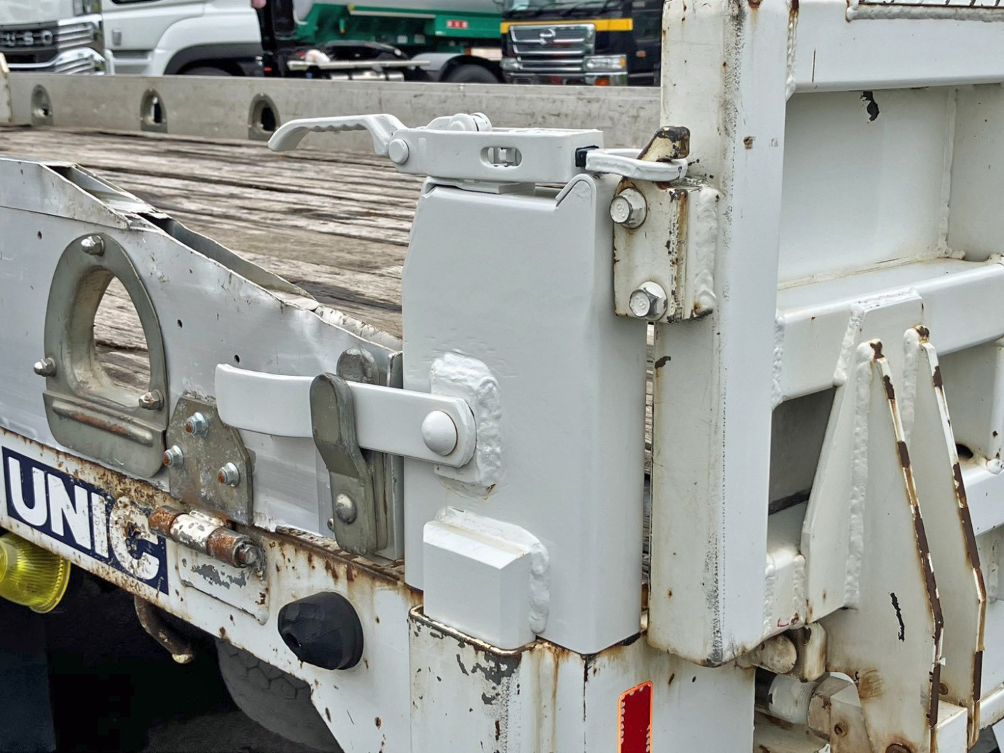 助手席側アオリ最後部の上部カバーが欠品しています。|いすゞ フォワード LPG-FTR90S2の写真20