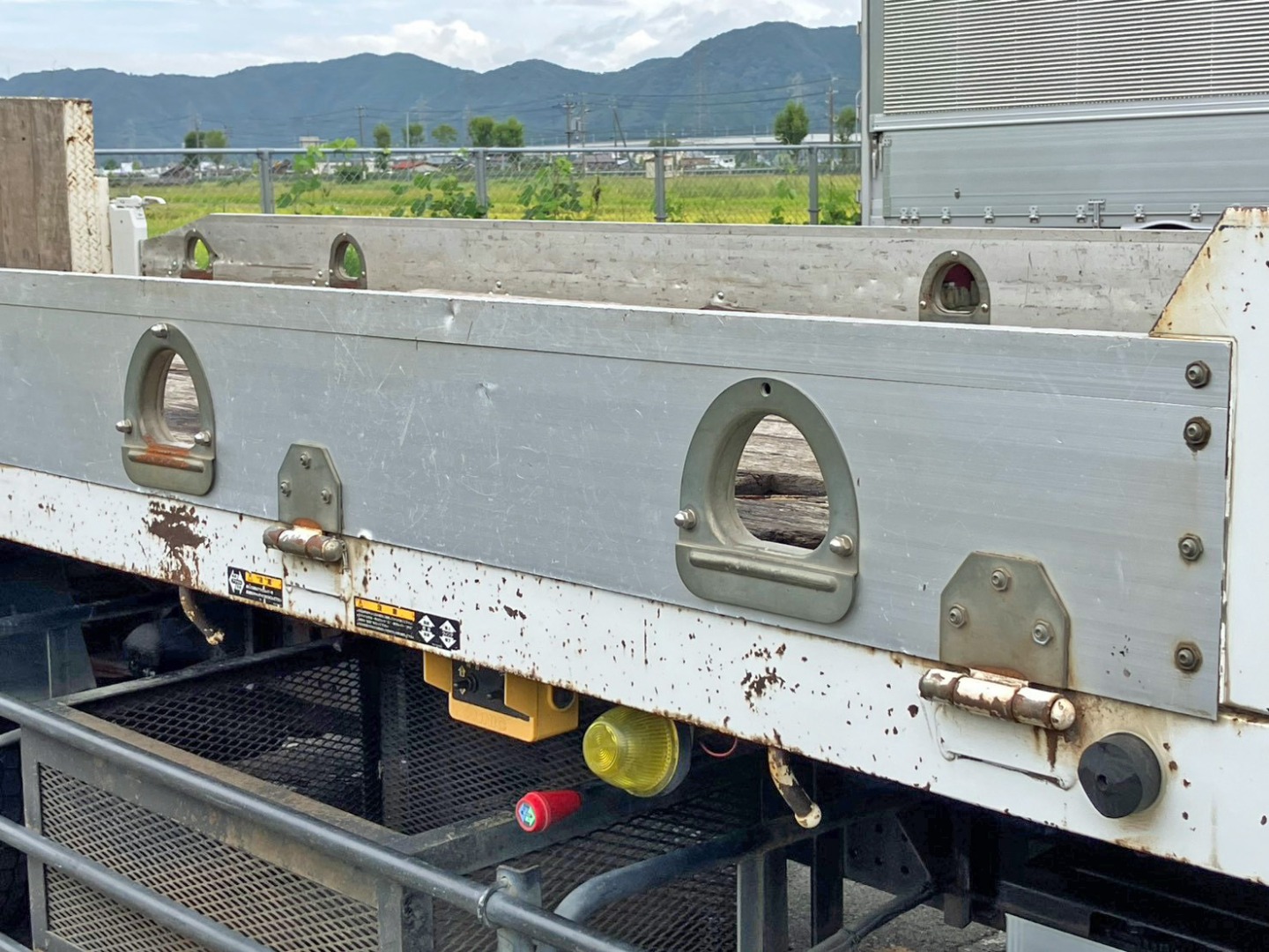 運転席側アオリ前方外側にキズ・ヘコミがあります。|いすゞ フォワード LPG-FTR90S2の写真24